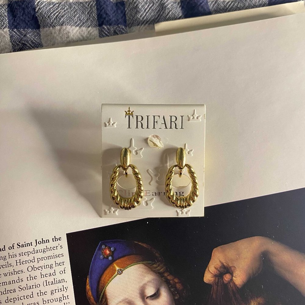 Vintage 1970s Crown Trifari Gold door knocker Teardrop hoop clip on earrings